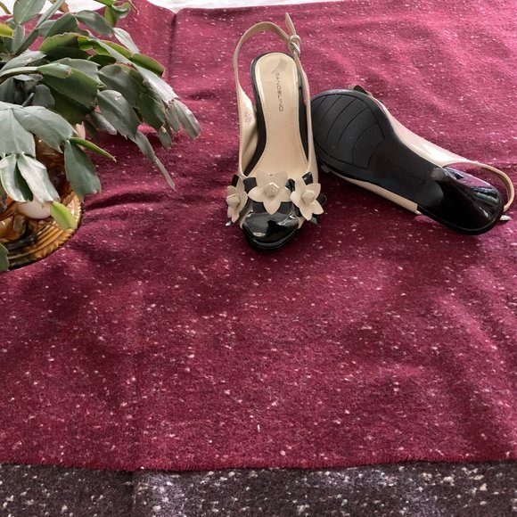 Bandolino Black Tan Flower Shoes - Picture 3 of 4